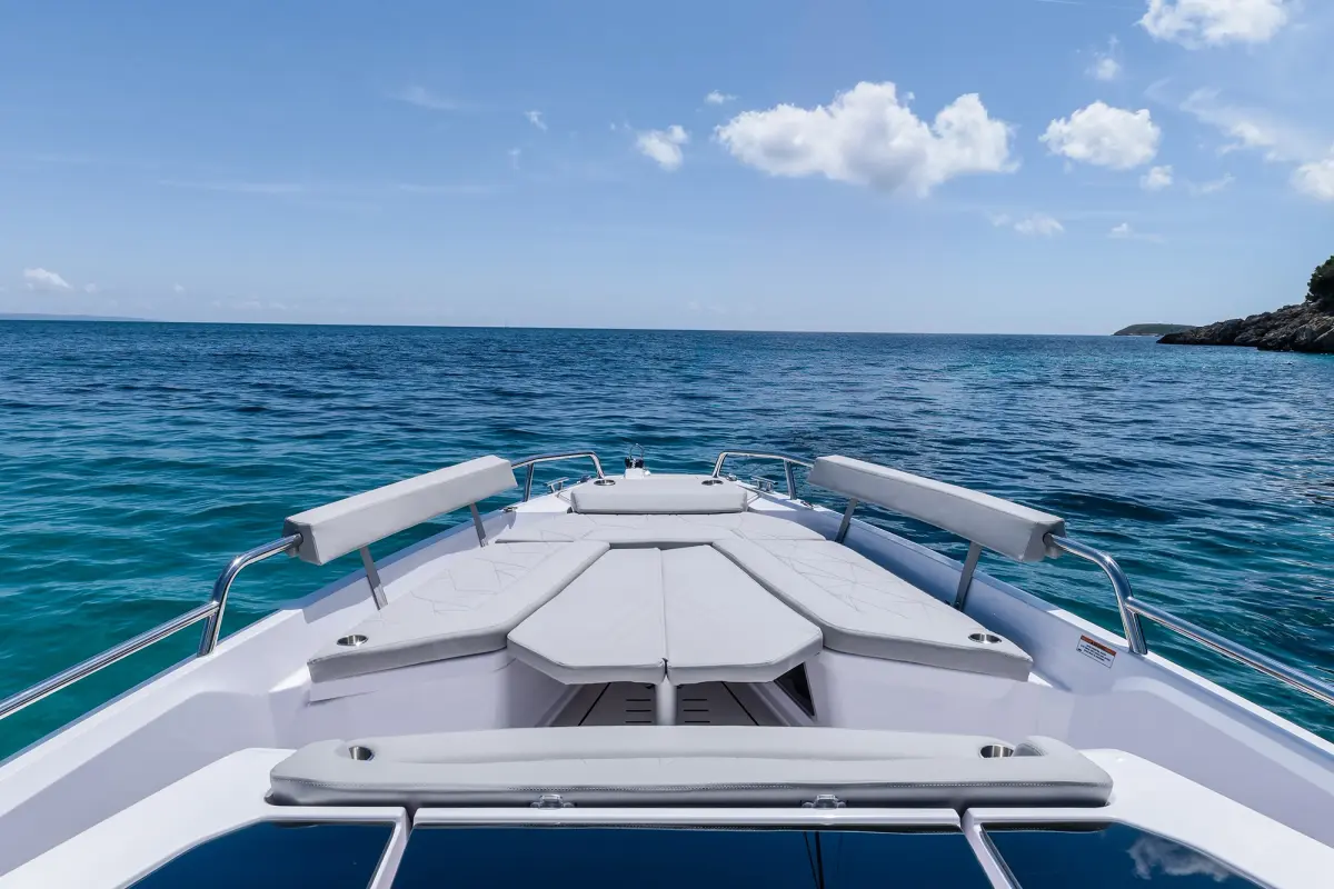Axopar 28, cubierta principal — Yacht Charter Saint-Tropez, Saint-Tropez. Axopar 28 — 30m