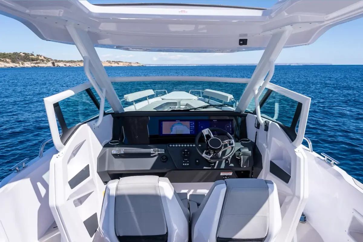 Axopar 28, cubierta de popa — Yacht Charter Saint-Tropez, Saint-Tropez. Axopar 28 — 30m