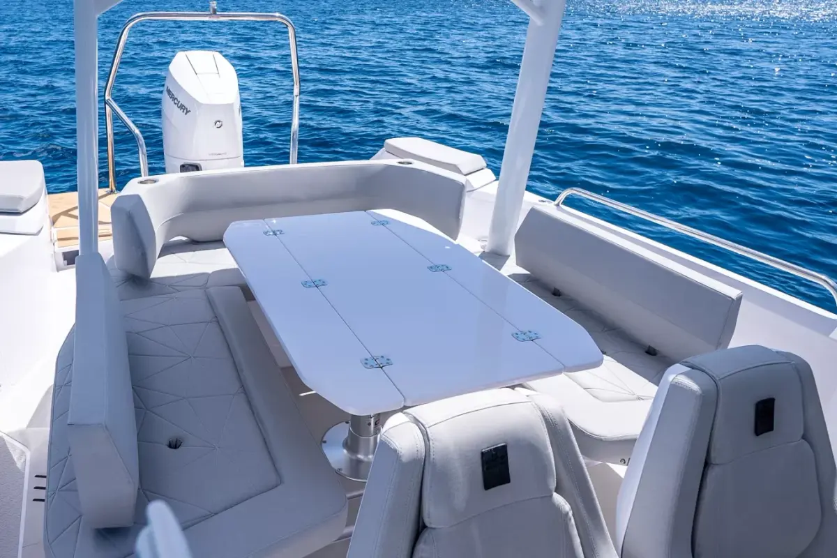 Axopar 28, salón — Yacht Charter Saint-Tropez, Saint-Tropez. Axopar 28 — 30m