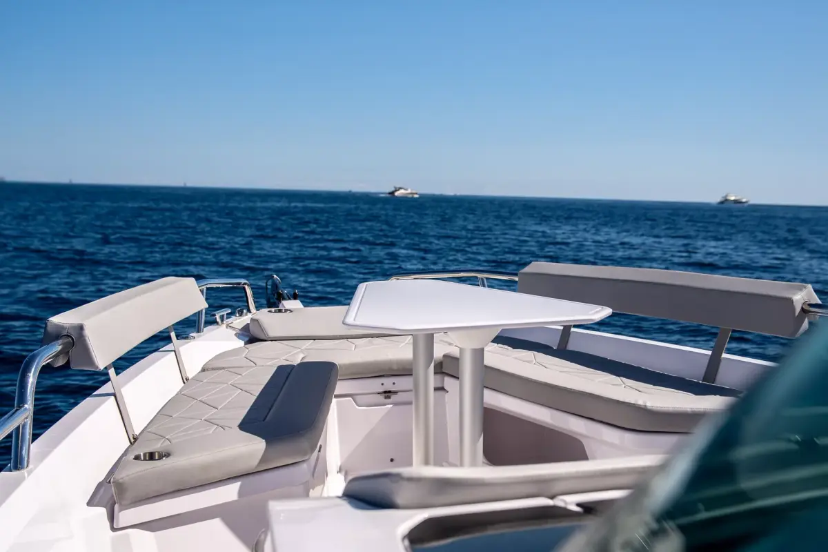 Axopar 28, camarote principal — Yacht Charter Saint-Tropez, Saint-Tropez. Axopar 28 — 30m