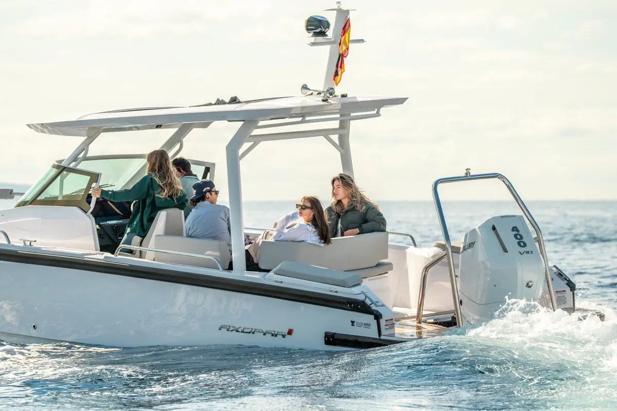 Axopar 28, flybridge — Yacht Charter Saint-Tropez, Saint-Tropez. Axopar 28 — 30m