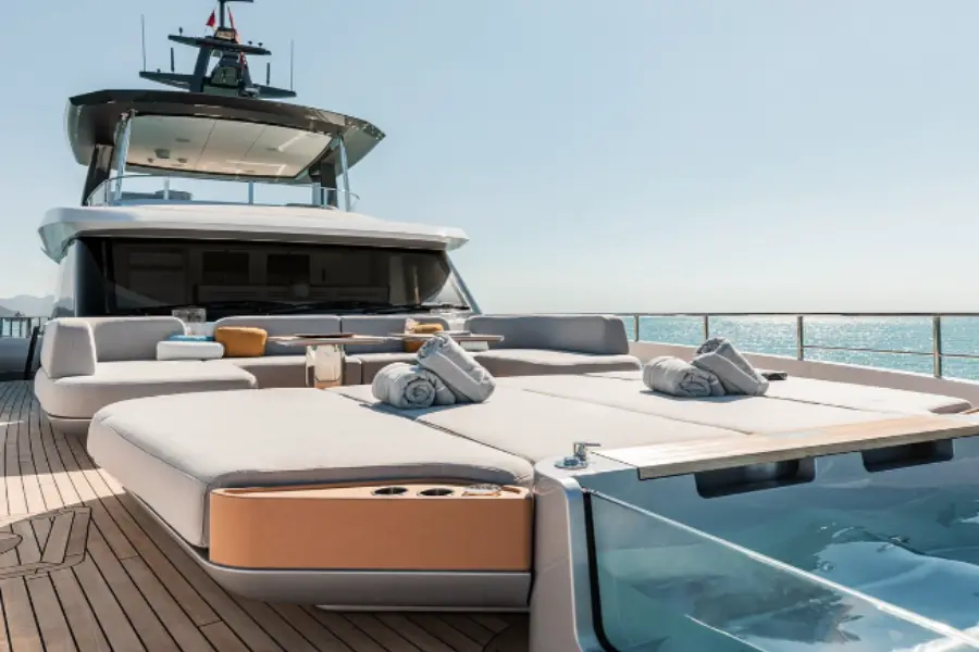 Azimut 116, flybridge — Yacht Charter Saint-Tropez, Saint-Tropez. Azimut 116 — 36m