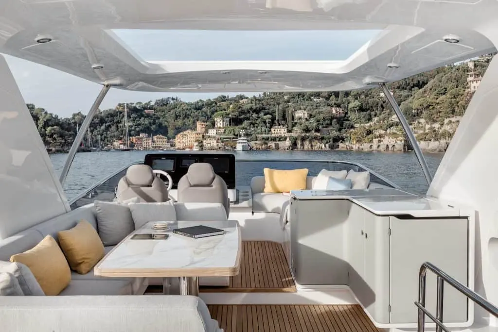 Azimut 60 Fly, master cabin — Yacht Charter Saint-Tropez, Saint-Tropez. Azimut 60 Fly — 20m