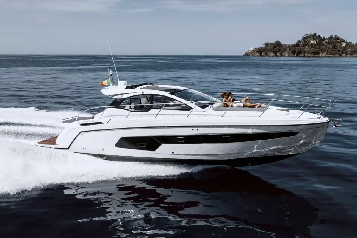Azimut 45, внешний вид — Yacht Charter Saint-Tropez, Сен-Тропе. Azimut 45 — 13.7m