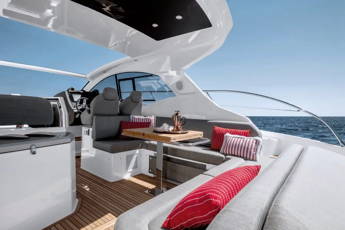 Azimut 45, главная палуба — Yacht Charter Saint-Tropez, Сен-Тропе. Azimut 45 — 13.7m
