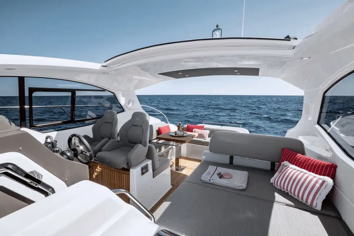 Azimut 45, кормовая палуба — Yacht Charter Saint-Tropez, Сен-Тропе. Azimut 45 — 13.7m