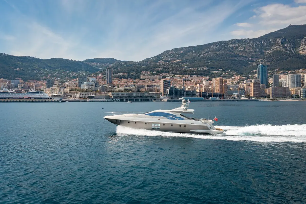 Azimut 86, cubierta principal — Yacht Charter Saint-Tropez, Saint-Tropez. Azimut 86 — 26m