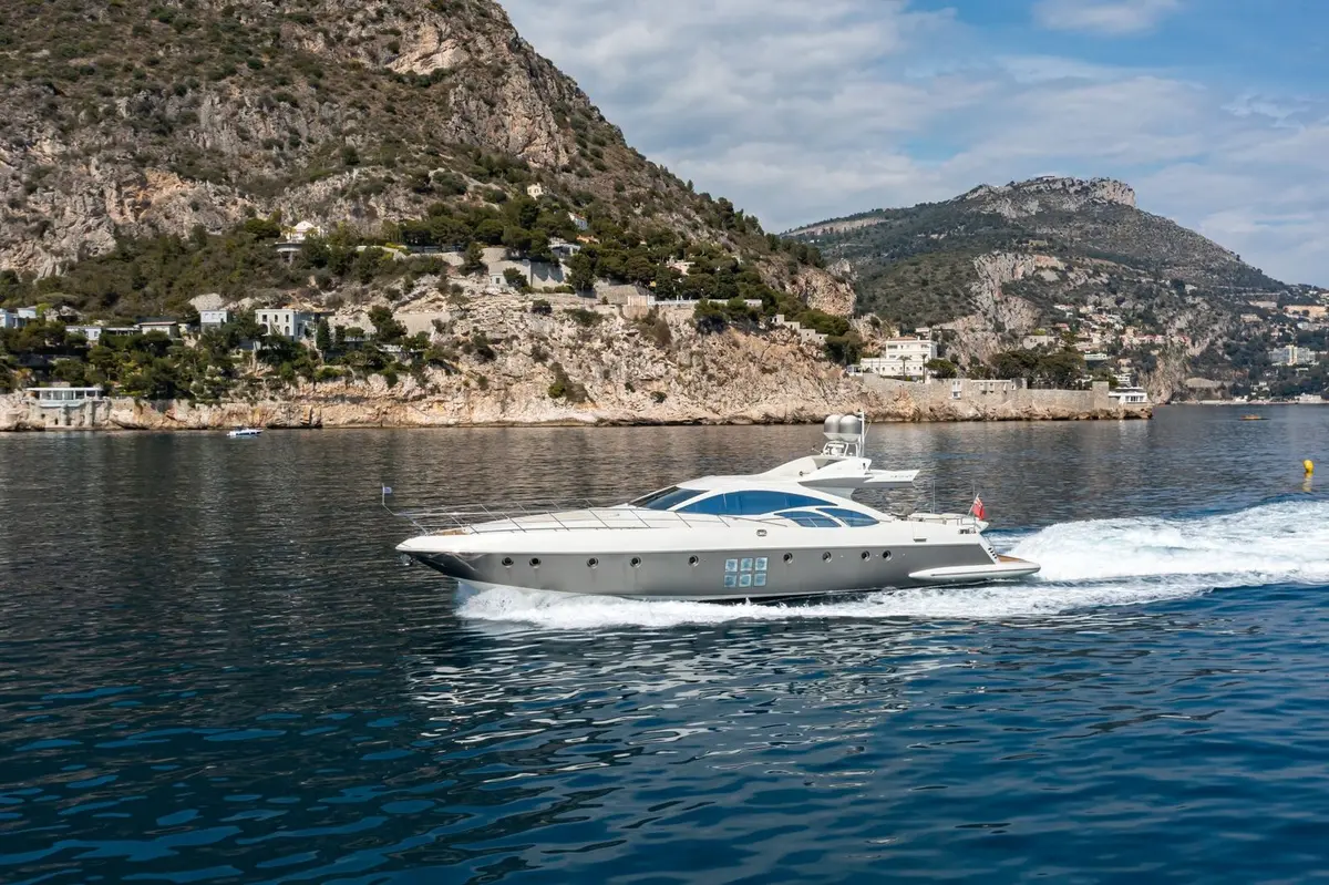 Azimut 86, cubierta de popa — Yacht Charter Saint-Tropez, Saint-Tropez. Azimut 86 — 26m