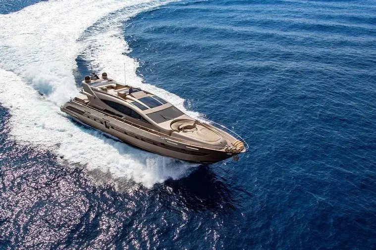 Cerri 102’ Flying Sport, cubierta principal — Yacht Charter Saint-Tropez, Saint-Tropez. Cerri 102’ Flying Sport — 31m