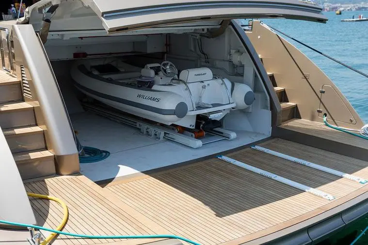 Cerri 102’ Flying Sport, camarote principal — Yacht Charter Saint-Tropez, Saint-Tropez. Cerri 102’ Flying Sport — 31m