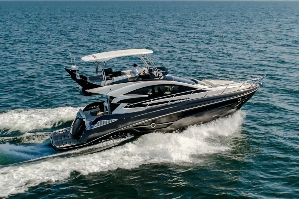 Cobrey 50 FLY, exterior — Yacht Charter Saint-Tropez, Saint-Tropez. Cobrey 50 FLY — 16m