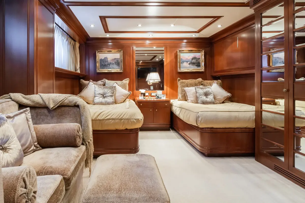 Apogee, cubierta principal — Yacht Charter Saint-Tropez, Saint-Tropez. Siete camarotes y calma frente al golfo