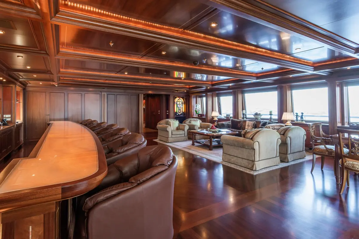 Apogee, flybridge — Yacht Charter Saint-Tropez, Saint-Tropez. Siete camarotes y calma frente al golfo
