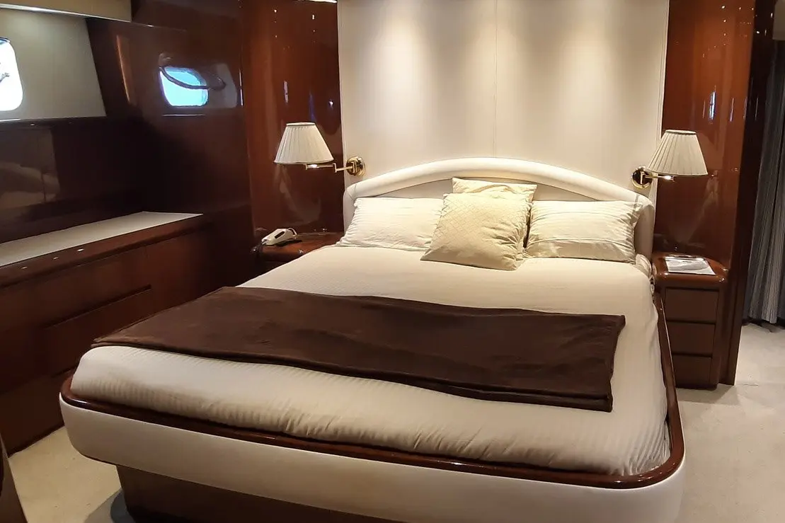Falcon 80S, salon — Yacht Charter Saint-Tropez, Saint-Tropez. Falcon 80S — 24m