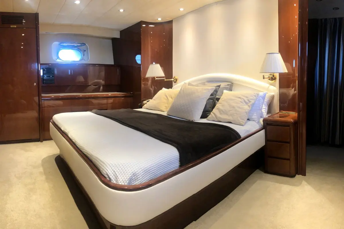 Falcon 80S, master cabin — Yacht Charter Saint-Tropez, Saint-Tropez. Falcon 80S — 24m
