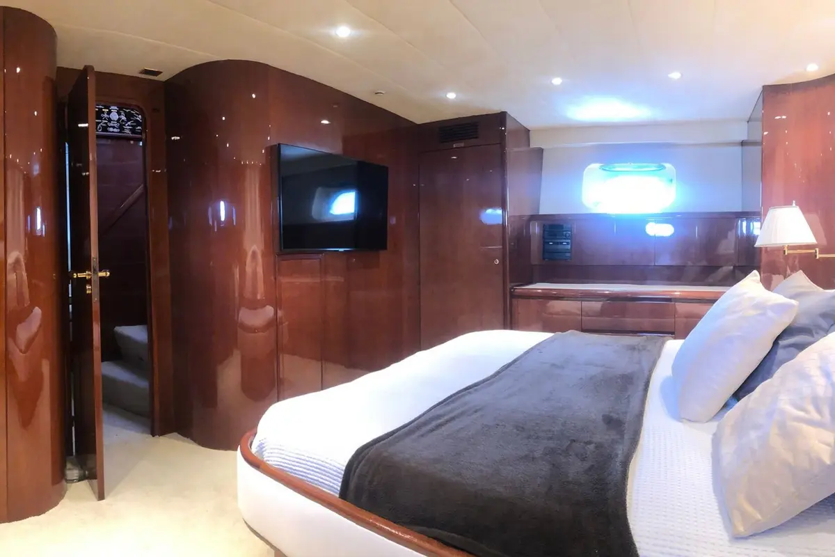 Falcon 80S, flybridge — Yacht Charter Saint-Tropez, Saint-Tropez. Falcon 80S — 24m