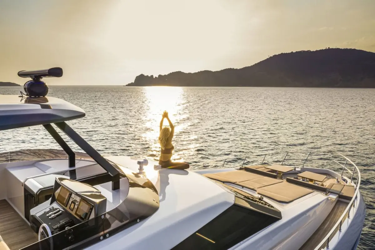 Ferretti 920, salon — Yacht Charter Saint-Tropez, Saint-Tropez. Ferretti 920 — 28m
