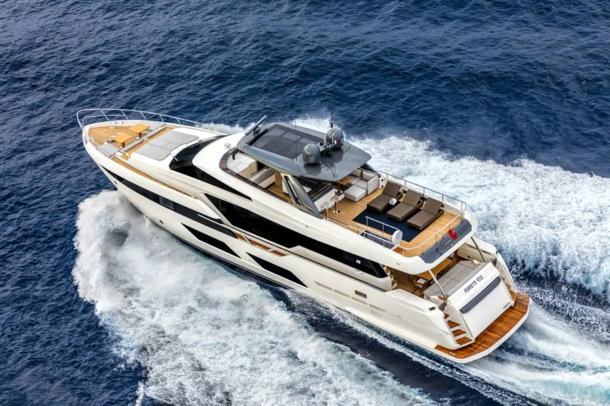 Ferretti 920, flybridge — Yacht Charter Saint-Tropez, Saint-Tropez. Ferretti 920 — 28m