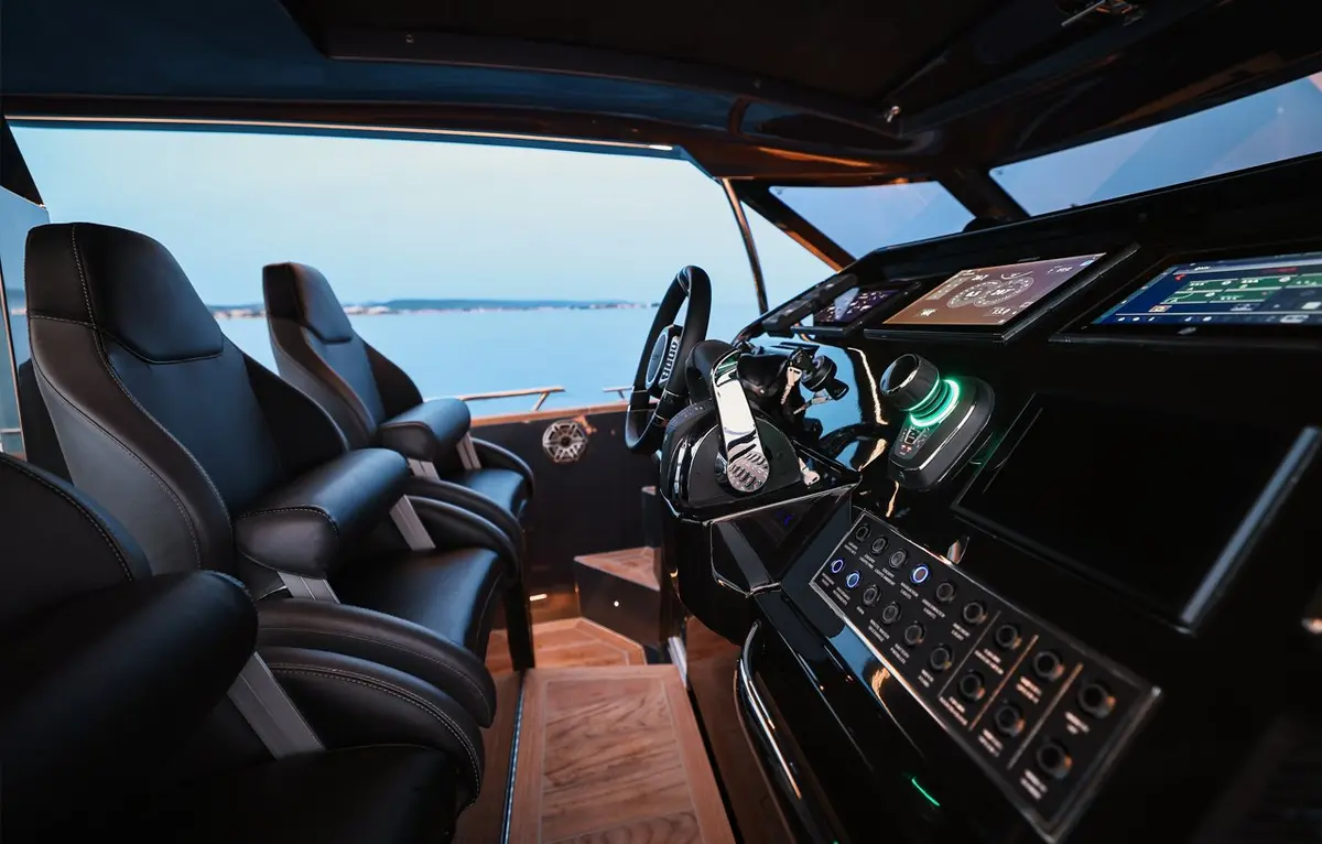 Forza 37, салон — Yacht Charter Saint-Tropez, Сен-Тропе. Быстрый ход к безлюдным бухтам Кап-Тайя