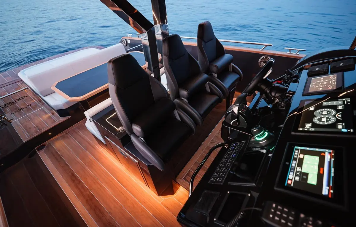 Forza 37, главная каюта — Yacht Charter Saint-Tropez, Сен-Тропе. Быстрый ход к безлюдным бухтам Кап-Тайя