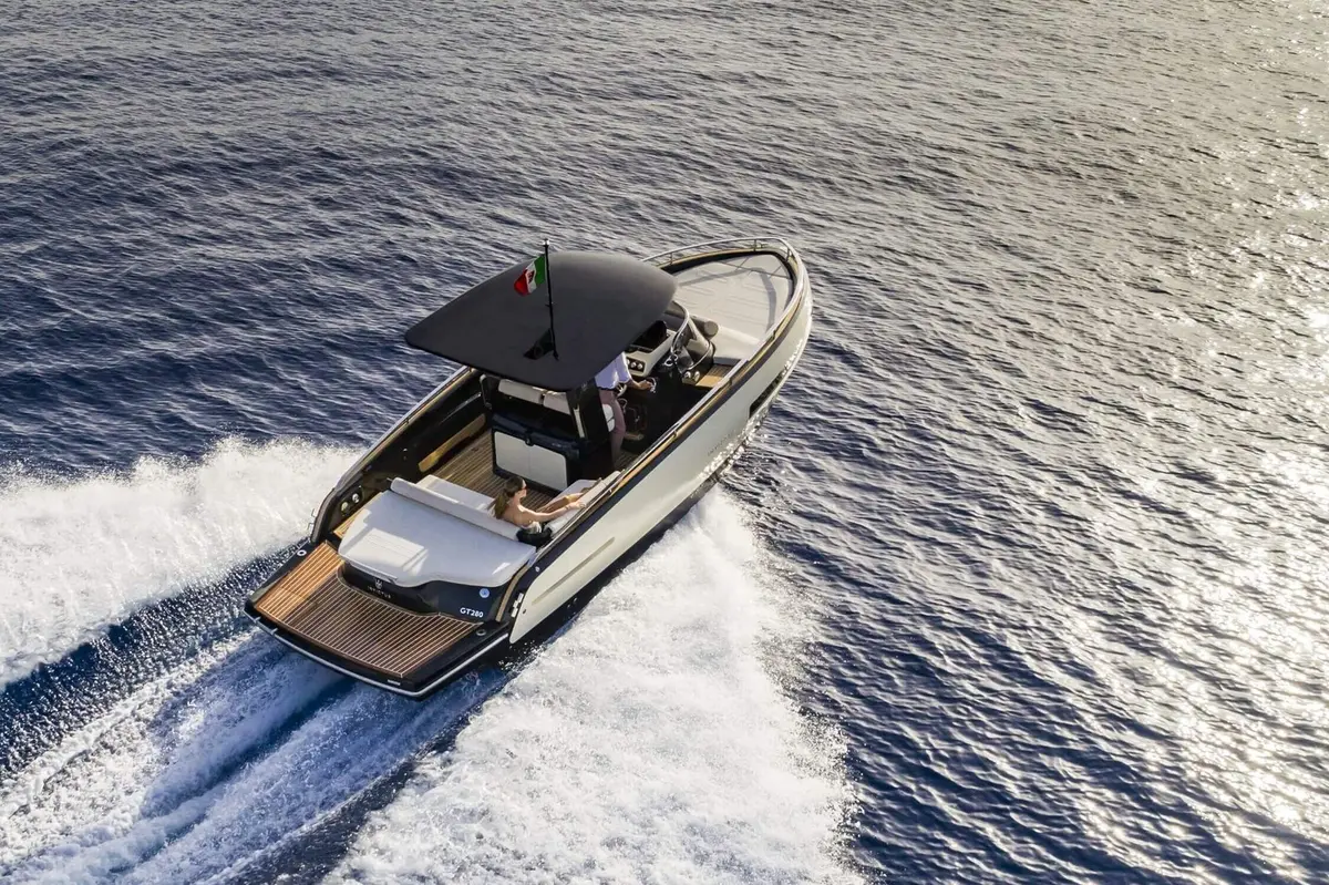 Invictus 280 GT, внешний вид — Yacht Charter Saint-Tropez, Сен-Тропе. Компактный катер для коротких выходов в залив