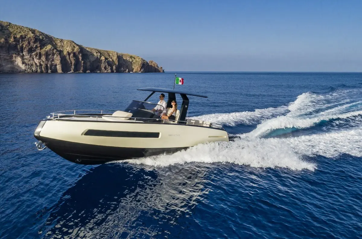 Invictus 280 GT, главная палуба — Yacht Charter Saint-Tropez, Сен-Тропе. Компактный катер для коротких выходов в залив