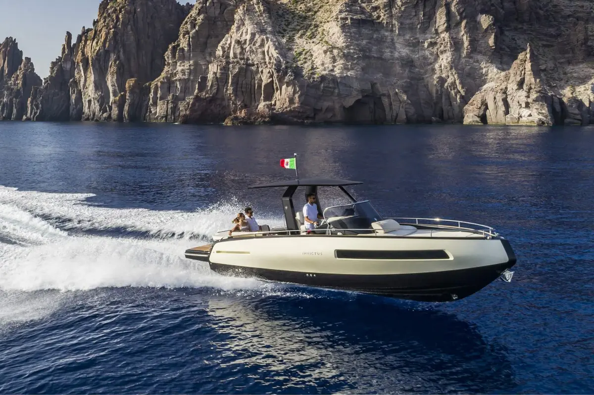 Invictus 280 GT, кормовая палуба — Yacht Charter Saint-Tropez, Сен-Тропе. Компактный катер для коротких выходов в залив
