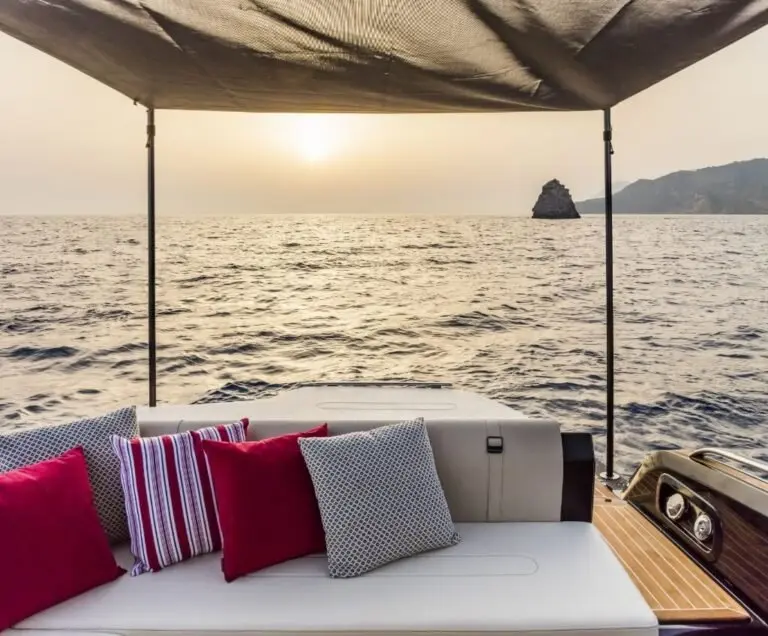 Invictus 280 GT, салон — Yacht Charter Saint-Tropez, Сен-Тропе. Компактный катер для коротких выходов в залив