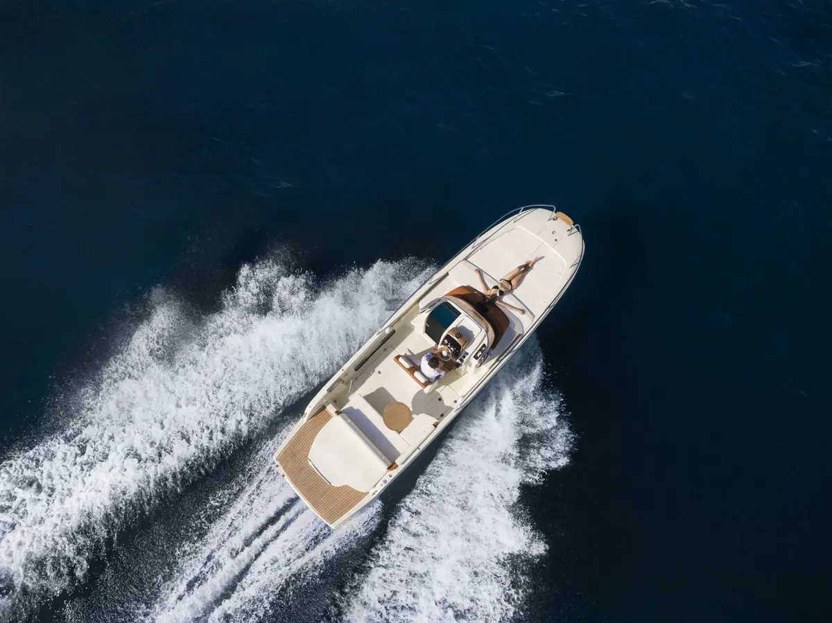 Invictus 280, cubierta principal — Yacht Charter Saint-Tropez, Saint-Tropez. Salidas ágiles por el golfo con pocos invitados