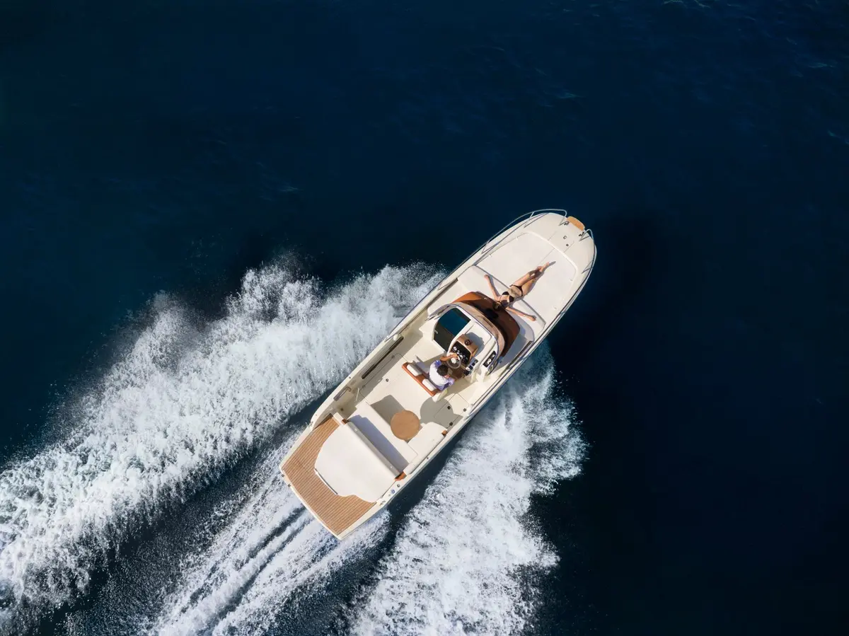 Invictus 280, cubierta de popa — Yacht Charter Saint-Tropez, Saint-Tropez. Salidas ágiles por el golfo con pocos invitados