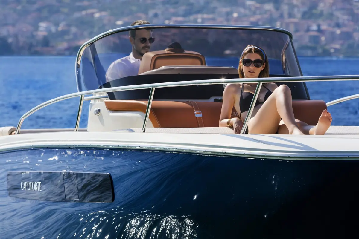 Invictus 280, salón — Yacht Charter Saint-Tropez, Saint-Tropez. Salidas ágiles por el golfo con pocos invitados