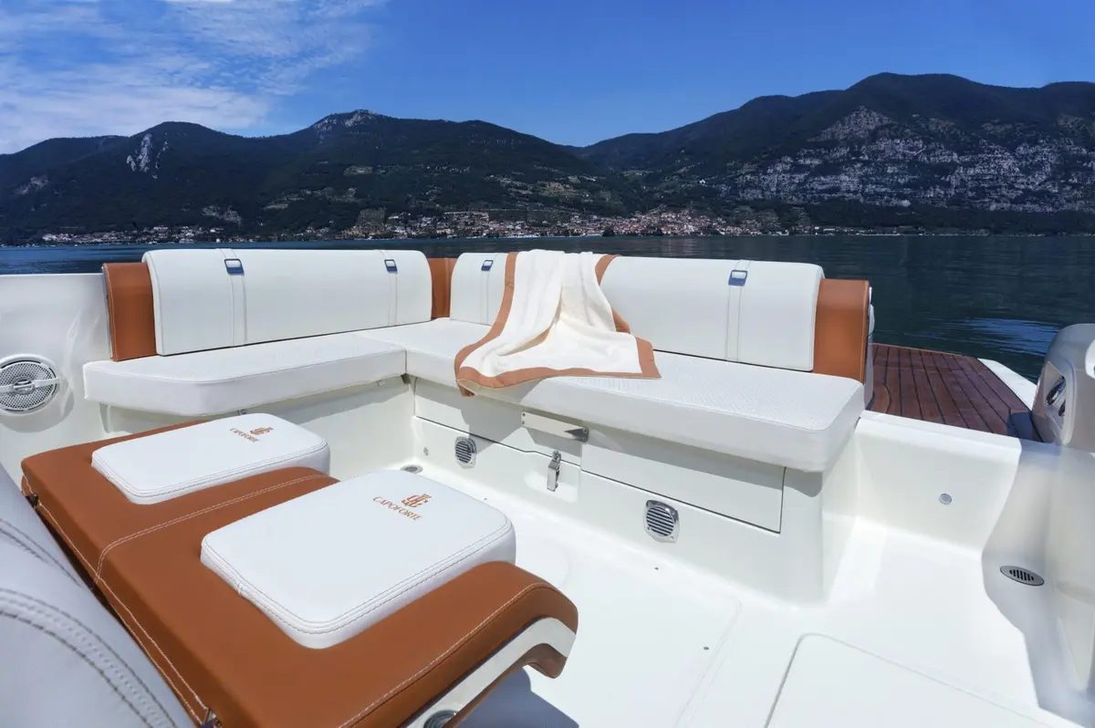 Invictus 280, flybridge — Yacht Charter Saint-Tropez, Saint-Tropez. Salidas ágiles por el golfo con pocos invitados