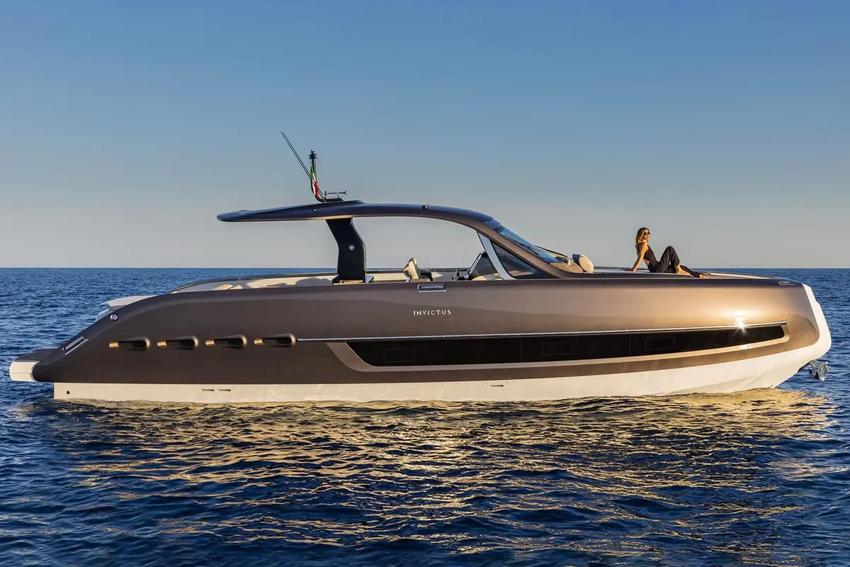 Invictus 460, exterior — Yacht Charter Saint-Tropez, Saint-Tropez. Invictus 460 — 14.4m