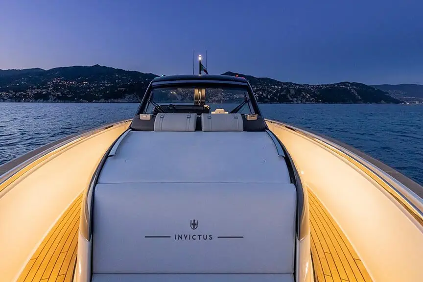 Invictus 460, salon — Yacht Charter Saint-Tropez, Saint-Tropez. Invictus 460 — 14.4m