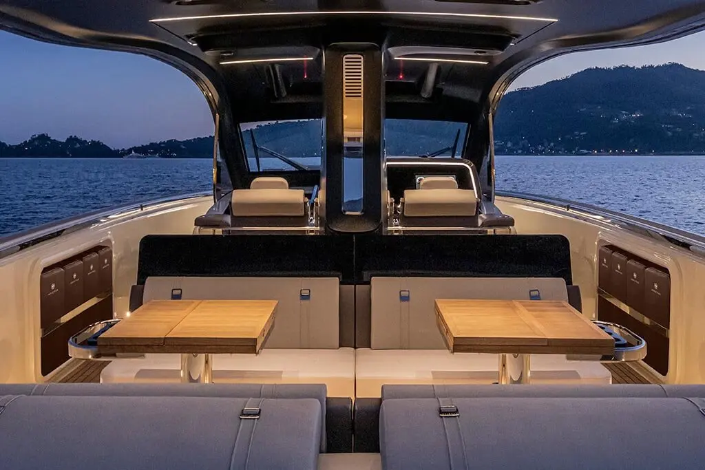Invictus 460, master cabin — Yacht Charter Saint-Tropez, Saint-Tropez. Invictus 460 — 14.4m
