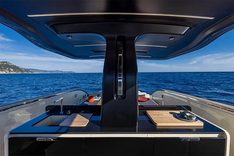 Invictus 460, flybridge — Yacht Charter Saint-Tropez, Saint-Tropez. Invictus 460 — 14.4m