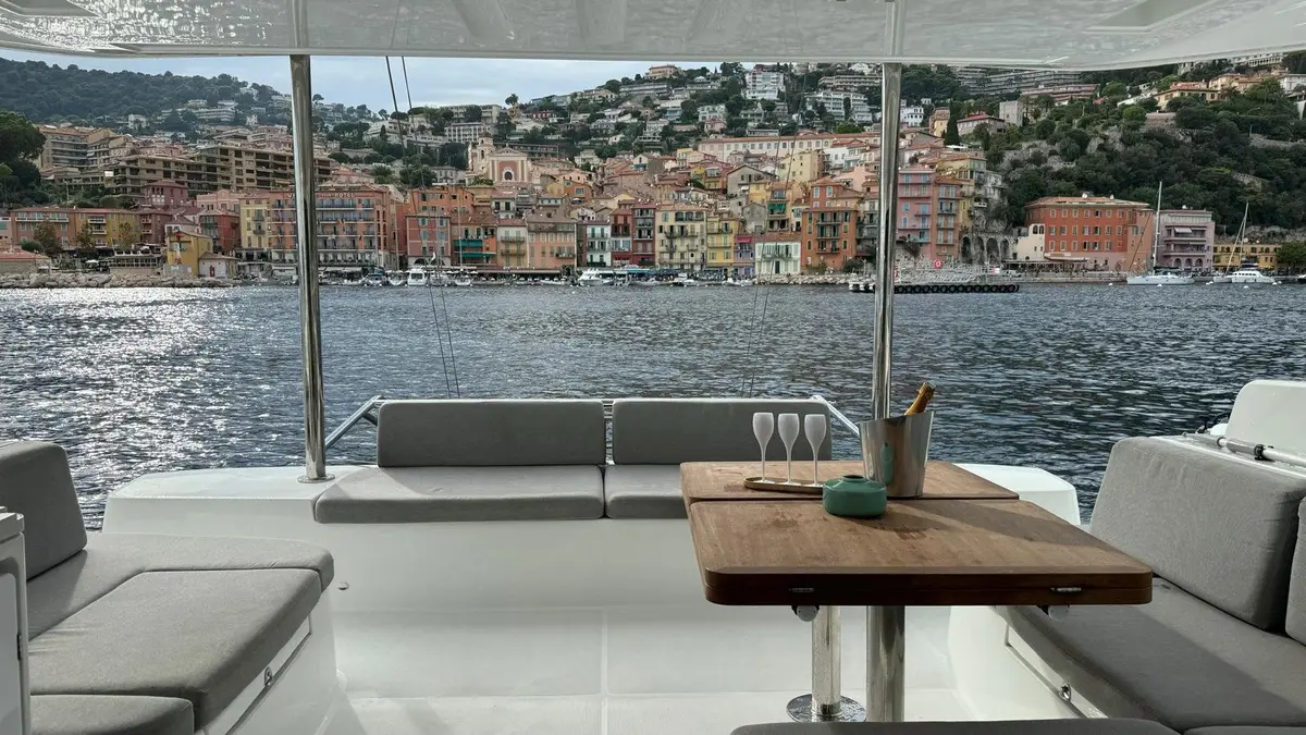 Lagoon 5.1, salon — Yacht Charter Saint-Tropez, Saint-Tropez. Lagoon 5.1 — 14m