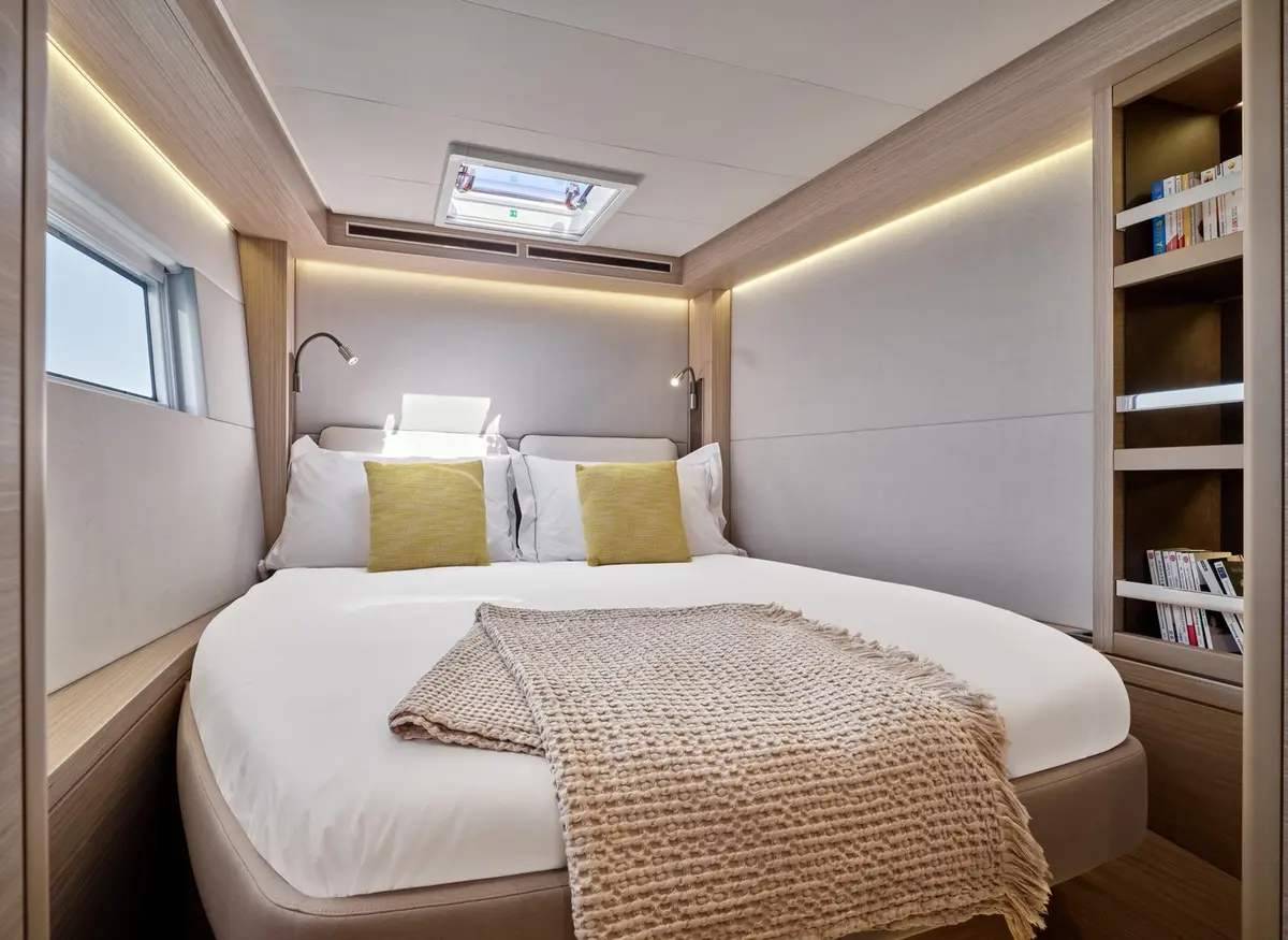 Lagoon 5.1, master cabin — Yacht Charter Saint-Tropez, Saint-Tropez. Lagoon 5.1 — 14m