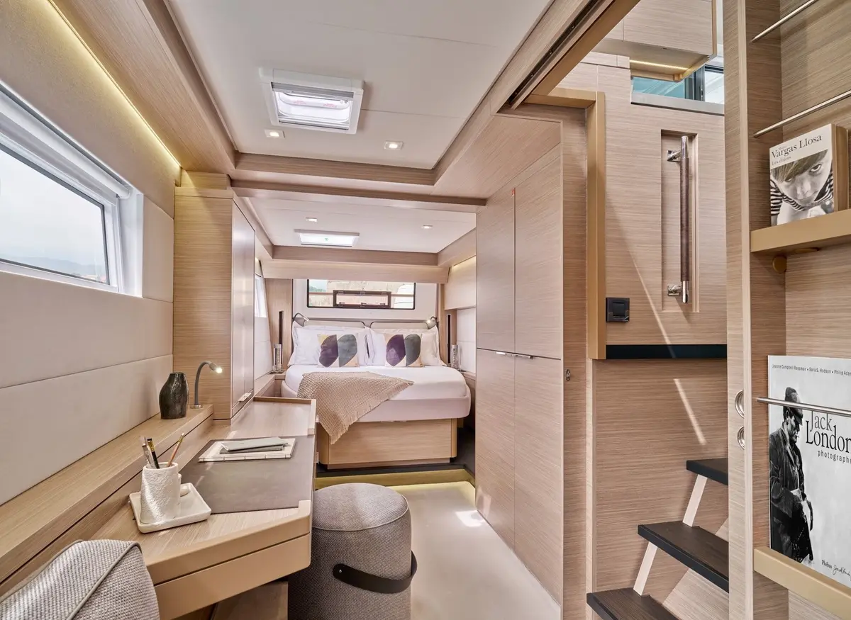 Lagoon 5.1, flybridge — Yacht Charter Saint-Tropez, Saint-Tropez. Lagoon 5.1 — 14m