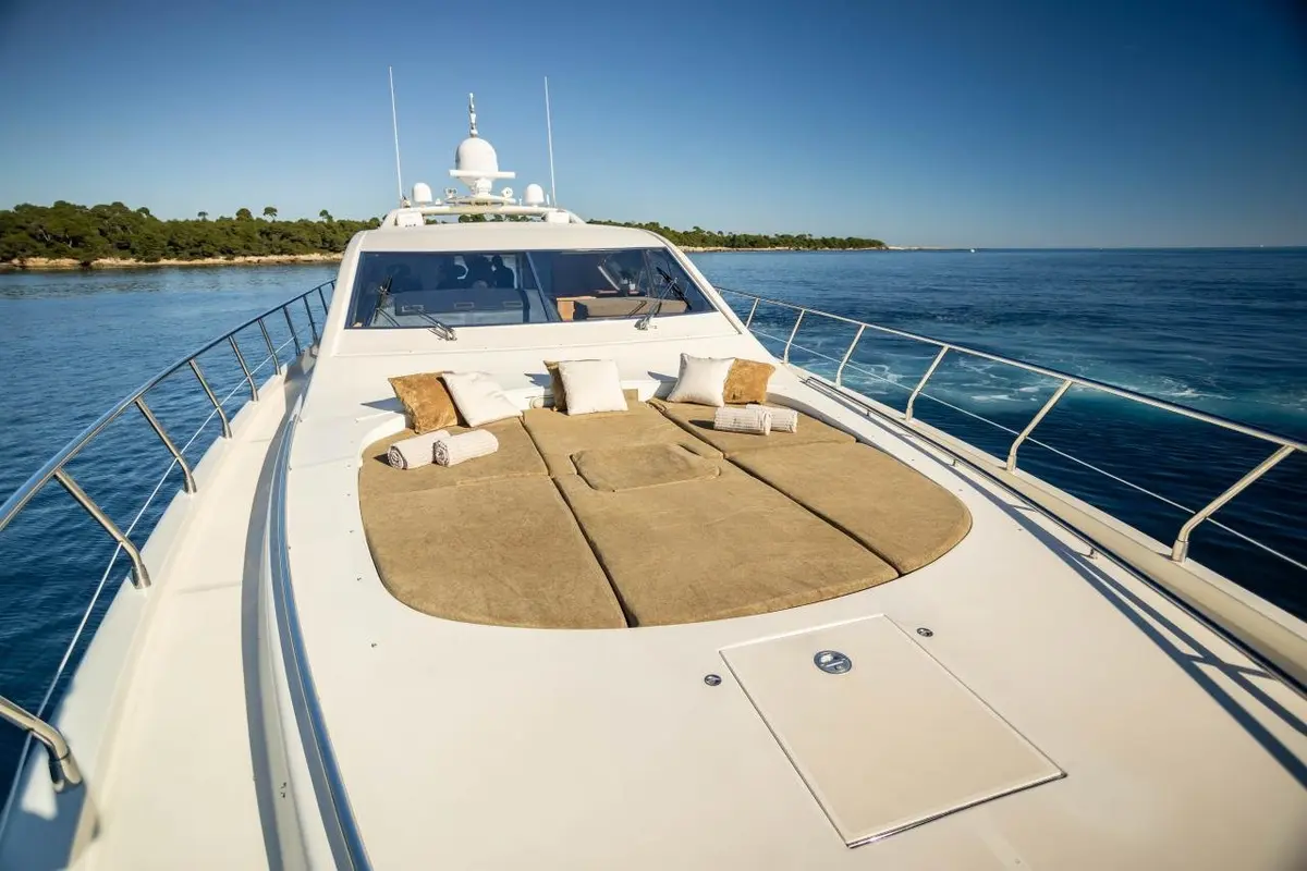 Leopard 24, салон — Yacht Charter Saint-Tropez, Сен-Тропе. Leopard 24 — 24m