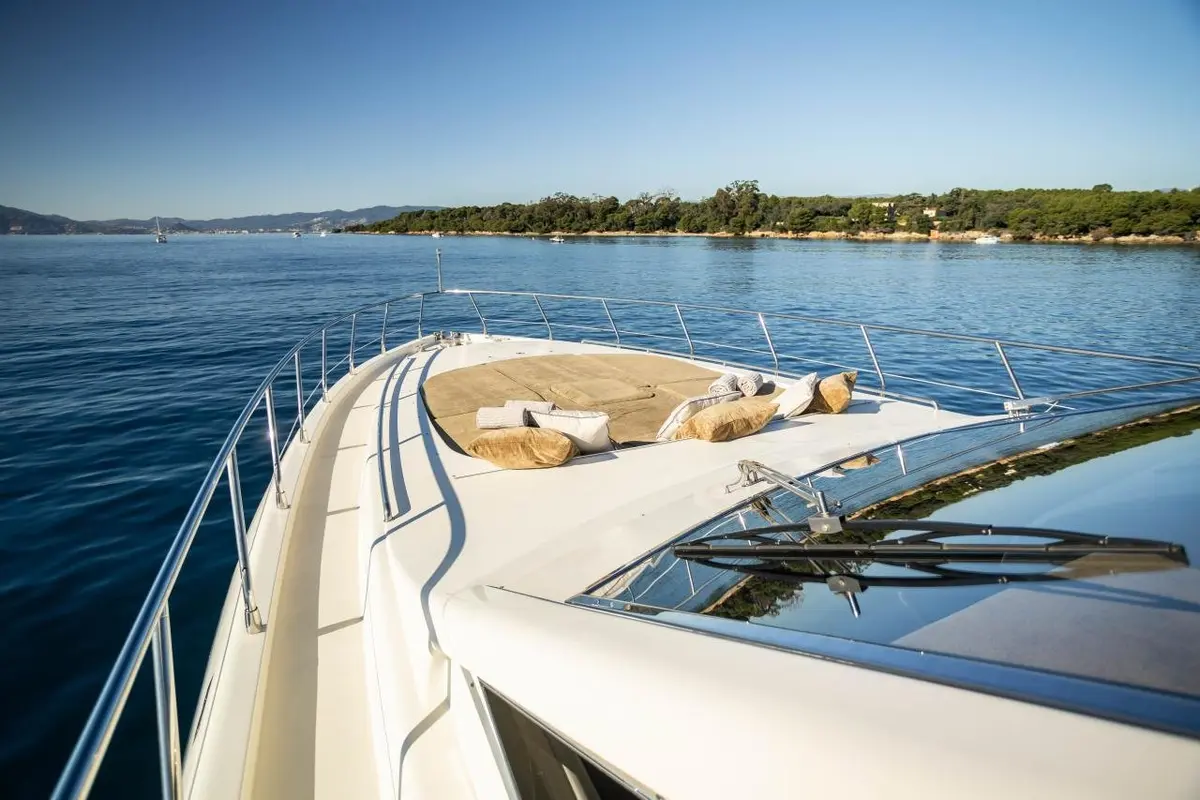 Leopard 24, главная каюта — Yacht Charter Saint-Tropez, Сен-Тропе. Leopard 24 — 24m