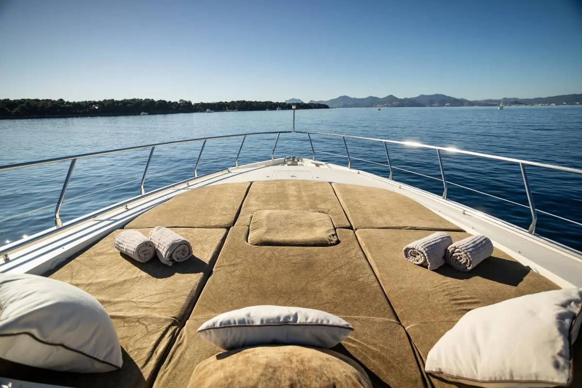 Leopard 24, флайбридж — Yacht Charter Saint-Tropez, Сен-Тропе. Leopard 24 — 24m