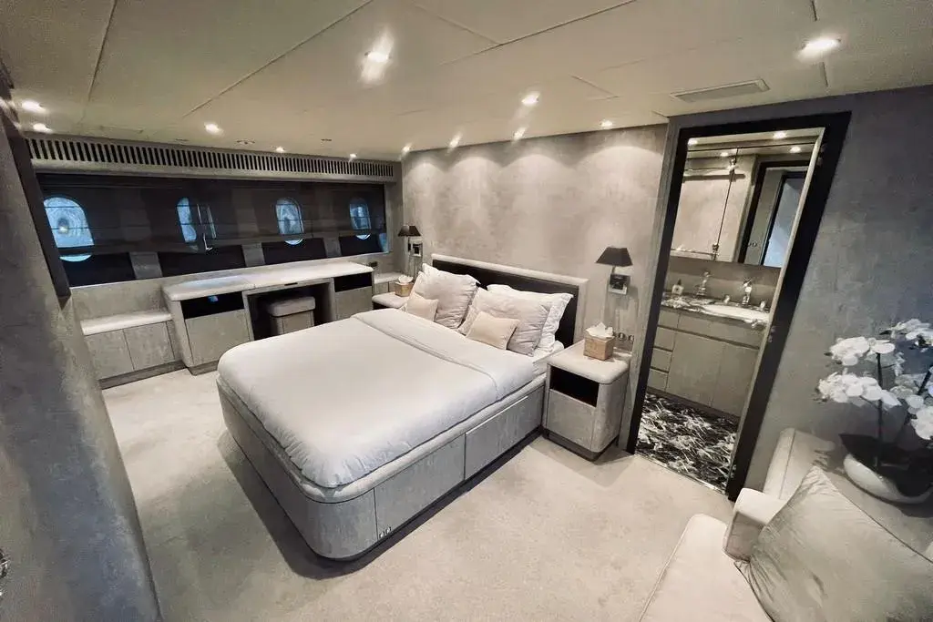 Leopard 31, главная каюта — Yacht Charter Saint-Tropez, Сен-Тропе. Leopard 31 — 31m