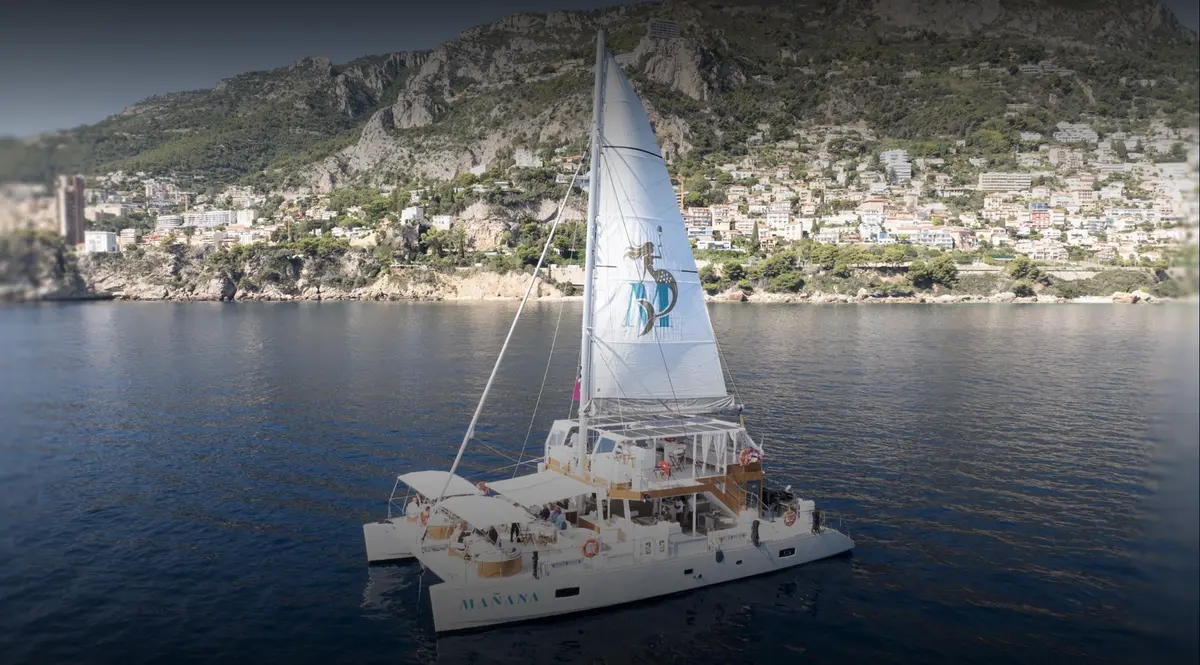 Manana Yacht, главная палуба — Yacht Charter Saint-Tropez, Сен-Тропе. Просторная палуба для больших дневных приемов в заливе