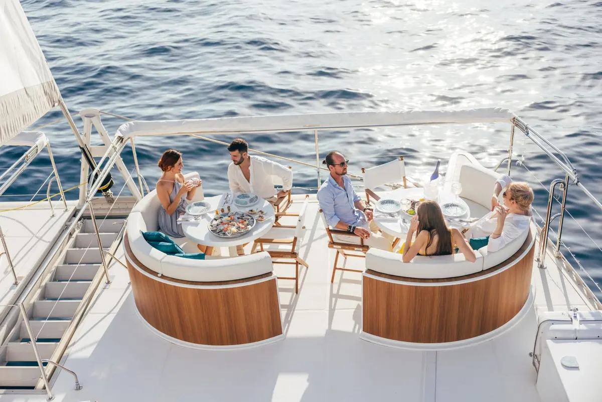 Manana Yacht, кормовая палуба — Yacht Charter Saint-Tropez, Сен-Тропе. Просторная палуба для больших дневных приемов в заливе