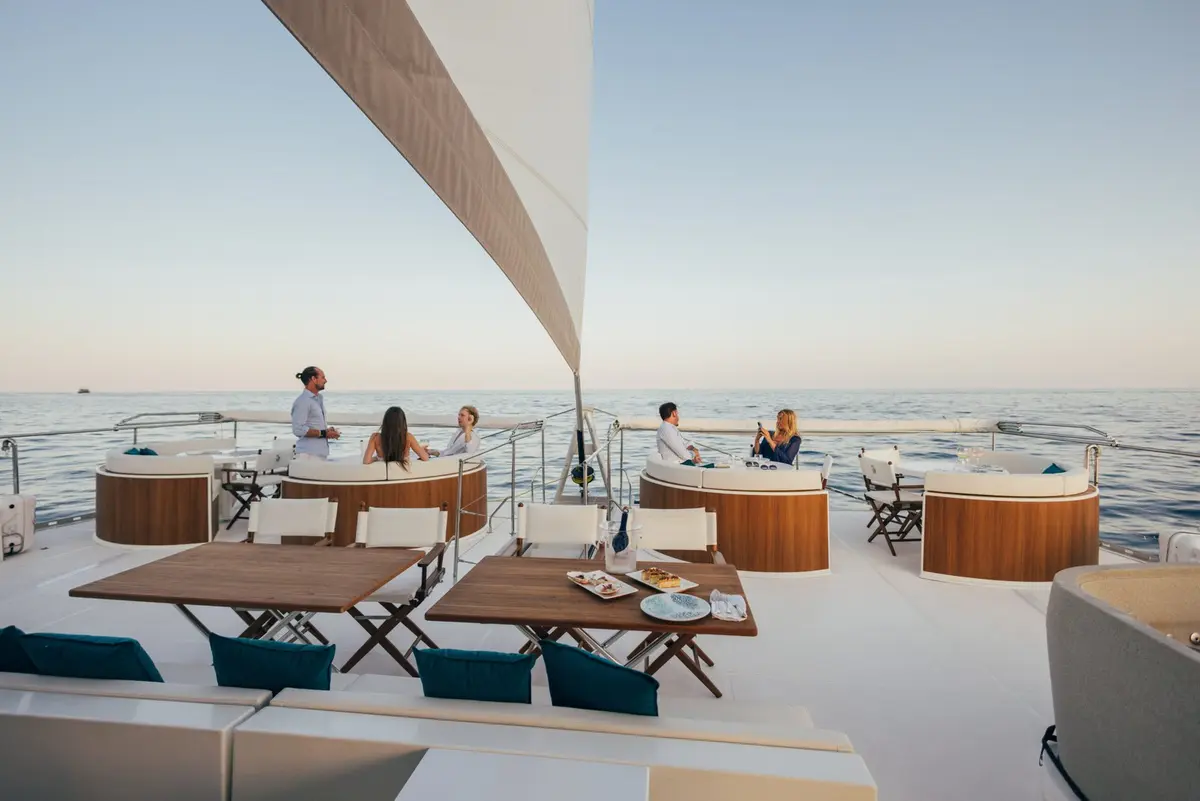 Manana Yacht, салон — Yacht Charter Saint-Tropez, Сен-Тропе. Просторная палуба для больших дневных приемов в заливе