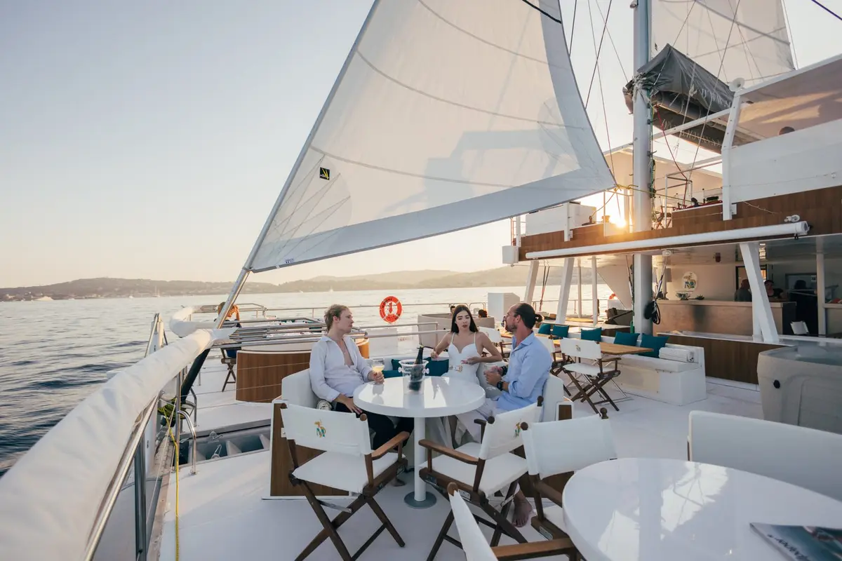 Manana Yacht, главная каюта — Yacht Charter Saint-Tropez, Сен-Тропе. Просторная палуба для больших дневных приемов в заливе
