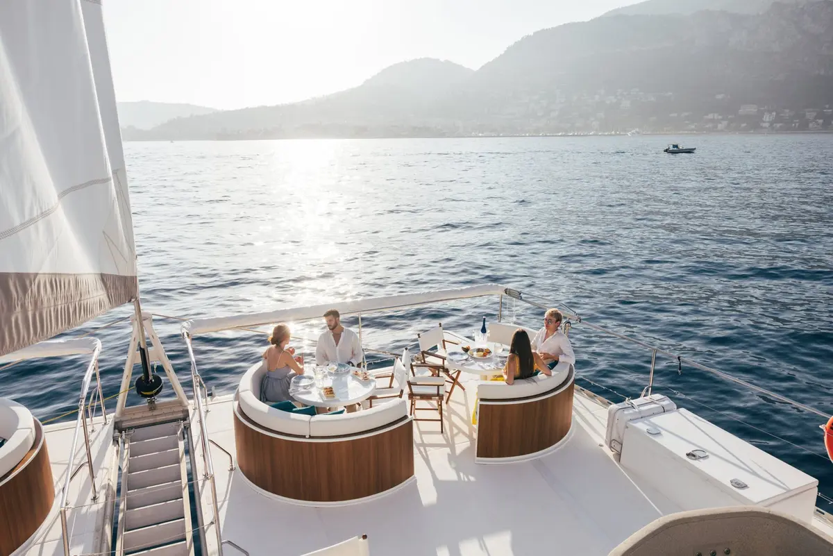 Manana Yacht, флайбридж — Yacht Charter Saint-Tropez, Сен-Тропе. Просторная палуба для больших дневных приемов в заливе