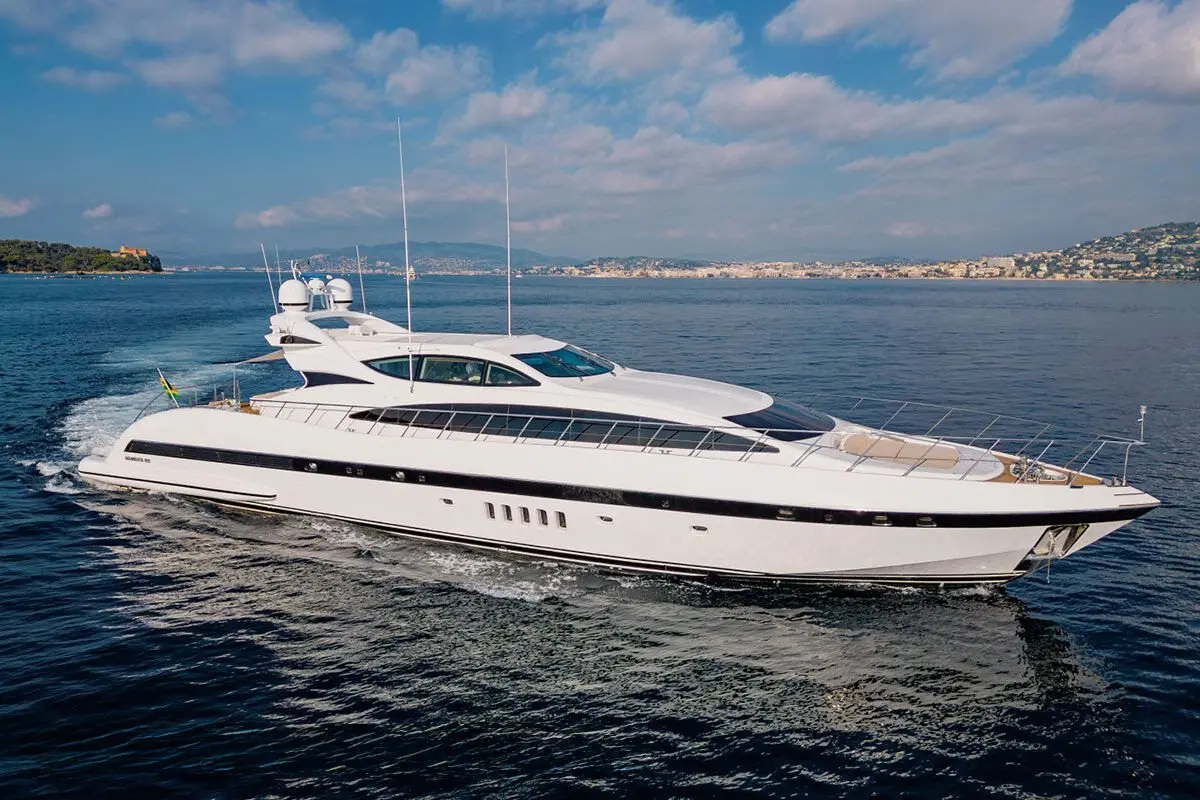 Mangusta 105, exterior — Yacht Charter Saint-Tropez, Saint-Tropez. Mangusta 105 — 31m