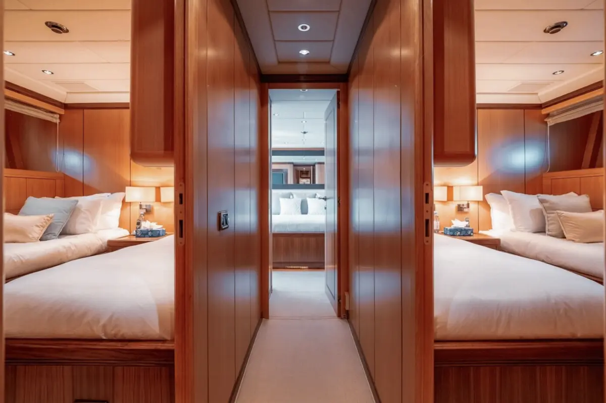 Mangusta 105, salon — Yacht Charter Saint-Tropez, Saint-Tropez. Mangusta 105 — 31m
